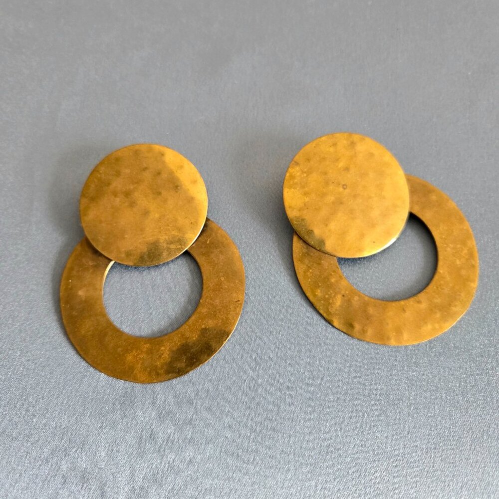 Large 3''' long oversized chunky vintage 1980s dangling brass earrings. - Picture 4 of 5